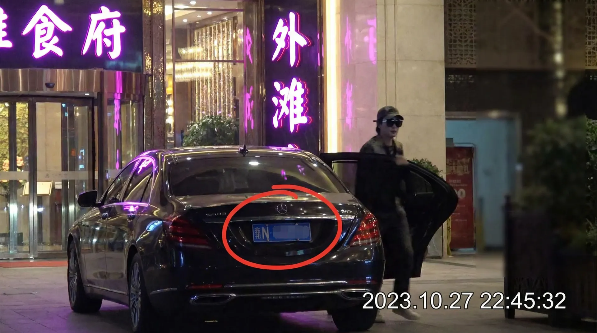 bwin体育官网 - 豪车餐厅外被拍